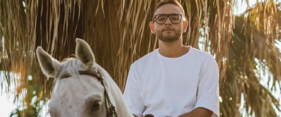 Ci mancava pure il rapper Rocco Hunt: marijuana libera se mi fate comandare