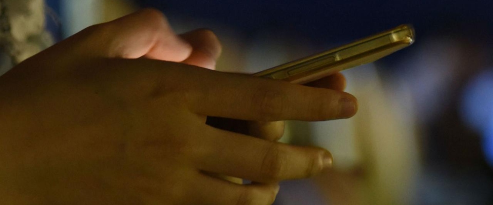 Usare il cellulare di notte è dannoso: ecco quali sono le conseguenze