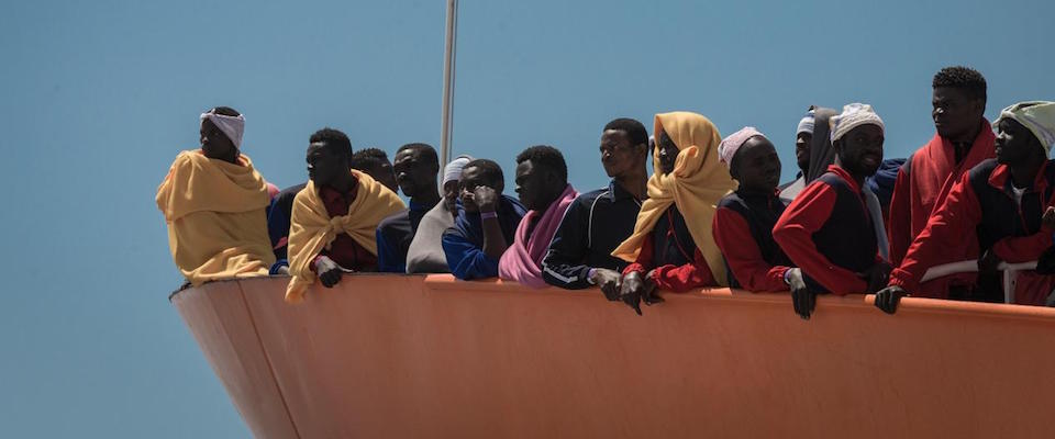 Migranti, i preti “rossi” galvanizzati: la parola d’ordine è asfaltare Salvini