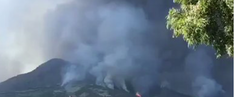 Paura a Stromboli, nuova forte esplosione: turisti in fuga si rifugiano in chiesa (video)