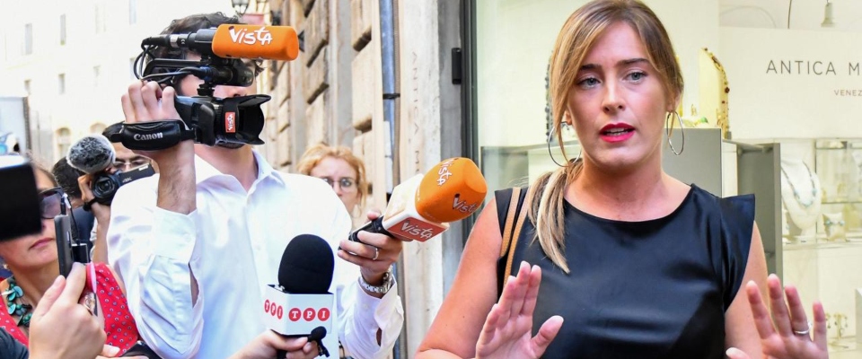 La Boschi contestata per strada: «Devi solo vergognarti». E lei s’infila in auto