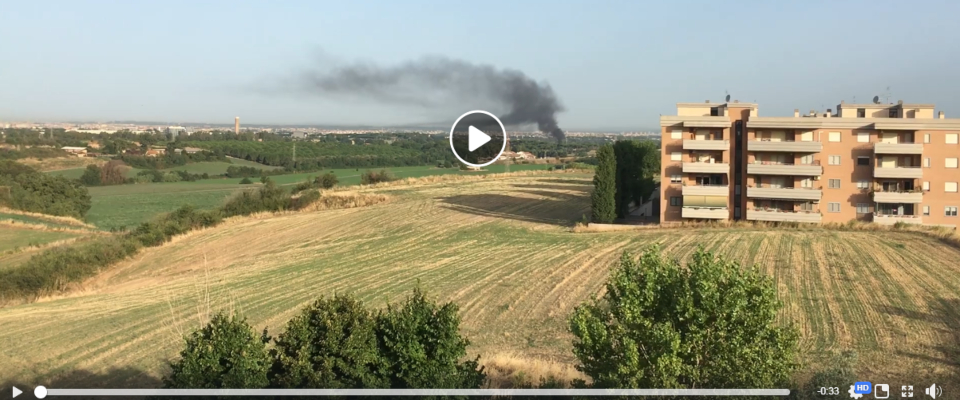 Roma, roghi tossici dal campo nomadi. Le immagini diffuse dai residenti (video)