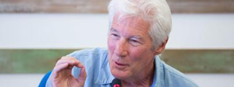 Richard Gere attacca ancora Salvini. E lui replica: «Caro buonista milionario, io non mollo»