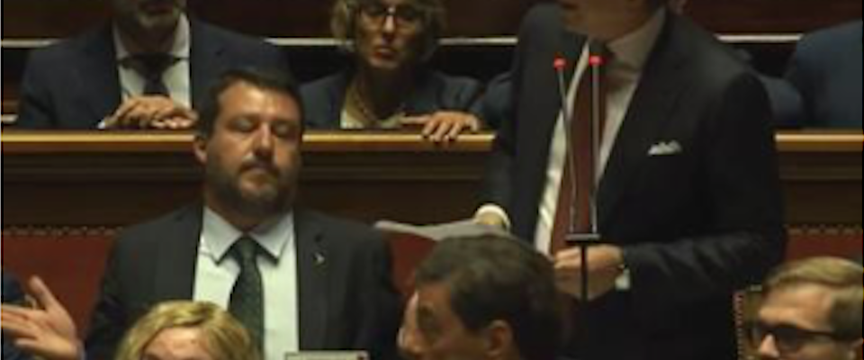 Tutti i gesti e le espressioni di Salvini durante l’intervento di Conte: “Calma…”