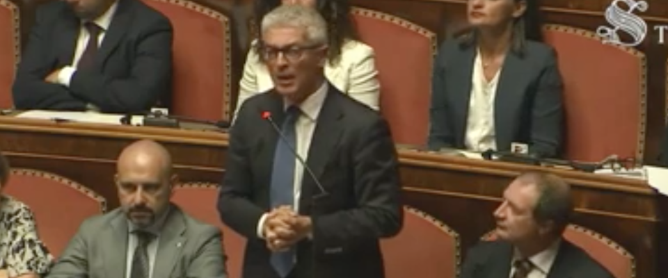 Polemiche per l’intervento del grillino Morra contro Salvini. Sgarbi: stile mafioso (video)