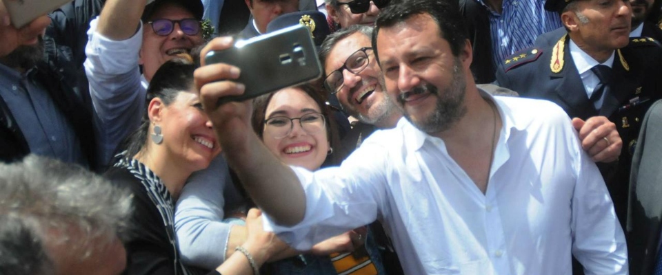 Studentessa si fa un selfie con Salvini, non le affittano la stanza: è accaduto a Roma