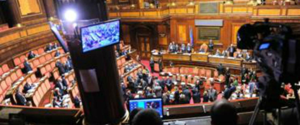 Senato, no alla sfiducia subito. Con tanto di sceneggiata della sinistra in aula