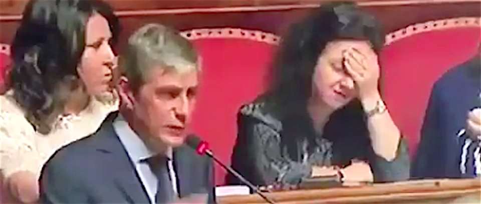 Il grillino Airola fa una figuraccia in aula. L’imbarazzo dei colleghi (video)