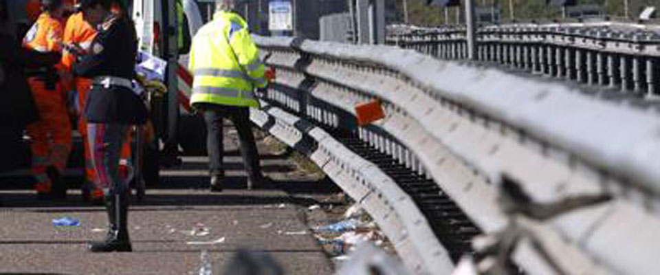 Tragedia sull’A14 Bologna-Taranto: un Tir travolge e uccide due operai