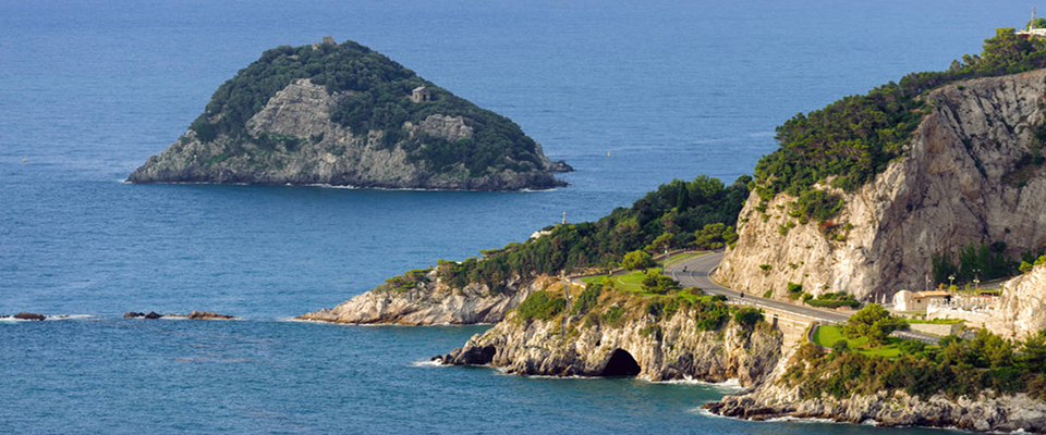 Savona, lanciano dall’alto un cassonetto sulla spiaggia: in coma un bambino