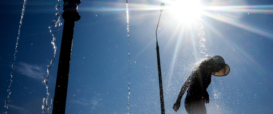 Colpo di calore, come intervenire. Più a rischio sono ipertesi, bambini e anziani