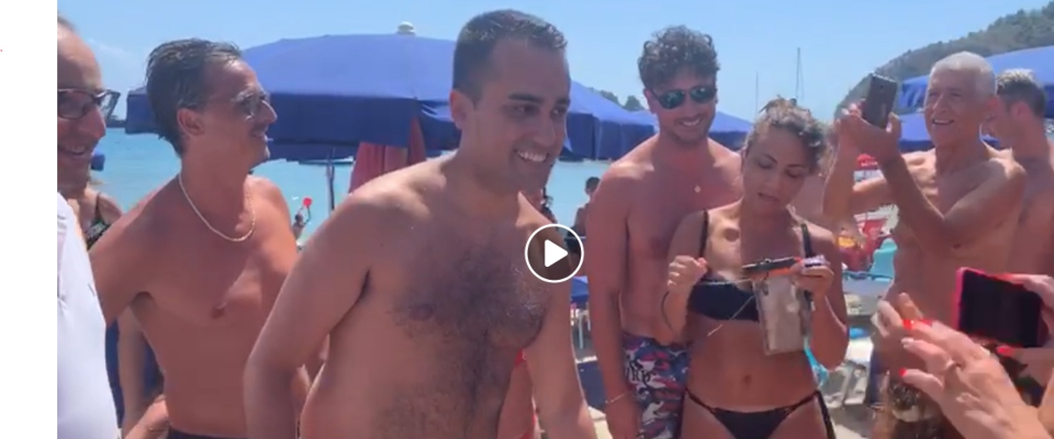 Di Maio sfida Salvini in spiaggia: «Lui in canoa, io in pedalò» (video e foto)