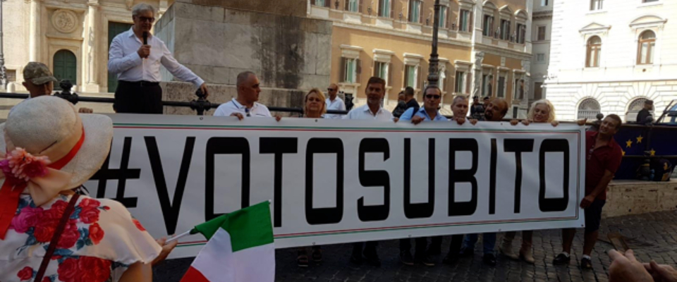 Mns, manifestazione a Montecitorio per il “voto subito”: «Inaccettabile il governo degli sconfitti»