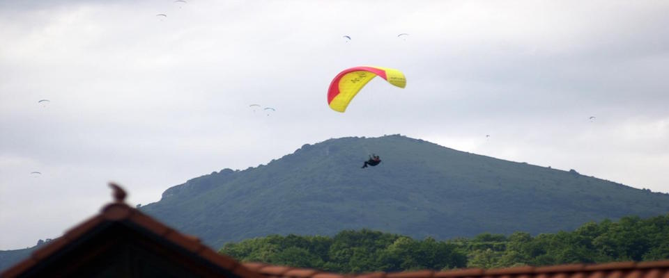 Caserta, col parapendio in un burrone. Ma l’Aeronautica militare lo recupera