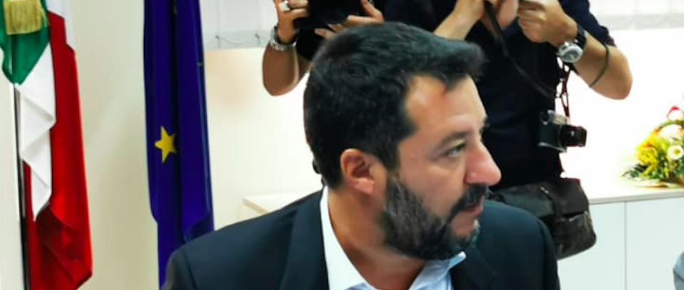 Salvini: “Nigeriano rompe la mano a un agente. E vogliono cancellare i decreti sicurezza”