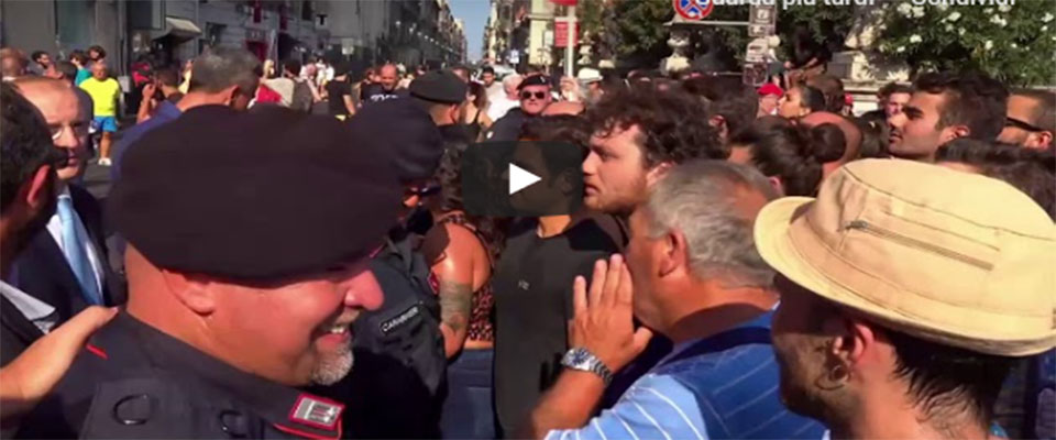 Catania, “antifascisti” all’attacco: volano schiaffi al comizio di Salvini (video)