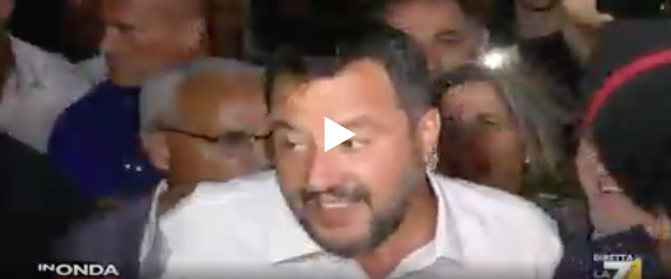 Al comizio di Salvini la folla grida: «Matteo, fai un governo con la Meloni» (video)