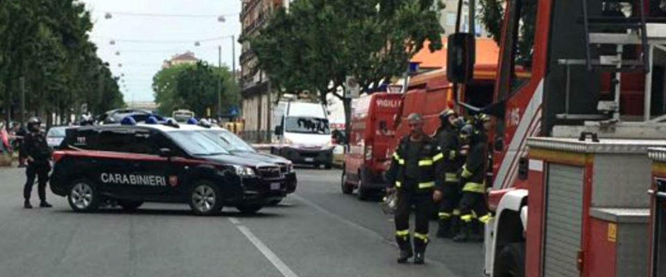 Banditi rapinano a mano armata una sala scommesse: dipendente chiuso in bagno per ore