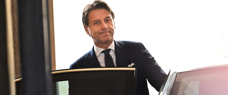 Giuseppe Conte va alla festa di Leu “Unica”: a braccetto con D’Alema e Tsipras