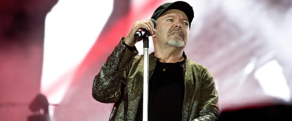 Vasco Rossi a Paragone: «Non usare le mie canzoni». E lui risponde con Troisi