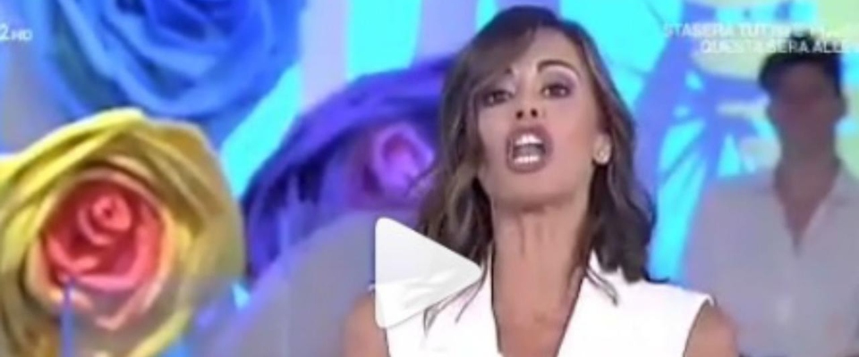 La provocazione di Bianca Guaccero: per polemica si toglie il reggiseno in diretta tv