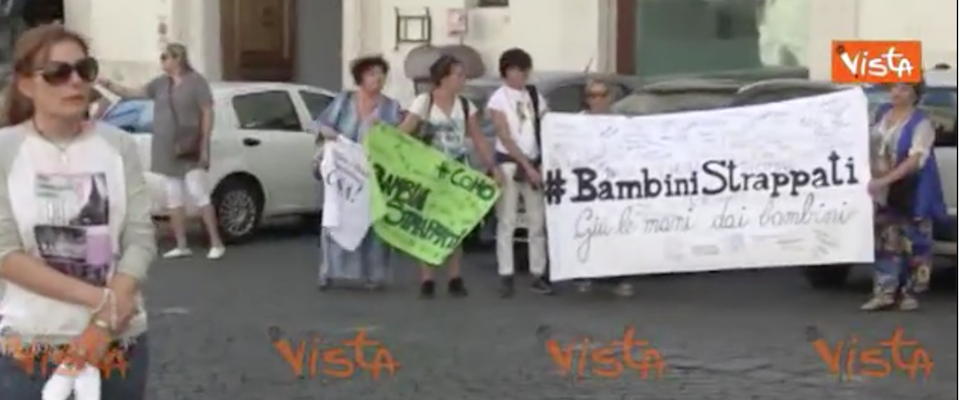 «Conte, parlaci di Bibbiano»: la protesta delle madri a Palazzo Chigi (video)