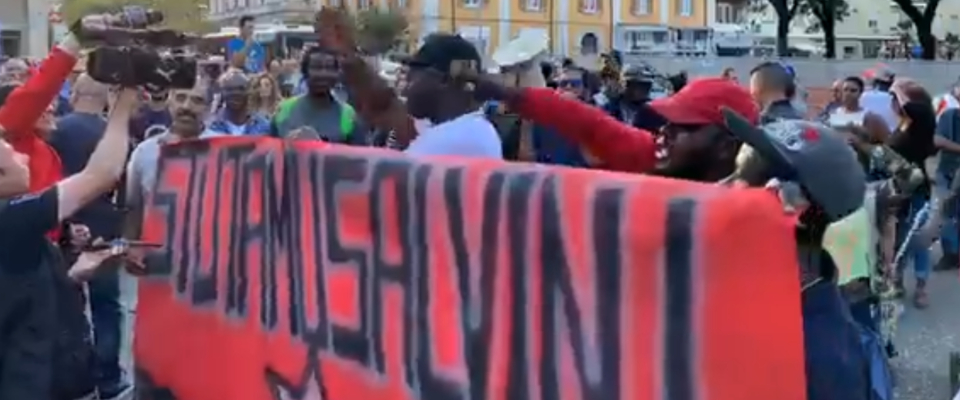 Cosenza, i centri sociali arruolano gli immigrati: in piazza al grido di “Salvini muori” (video)