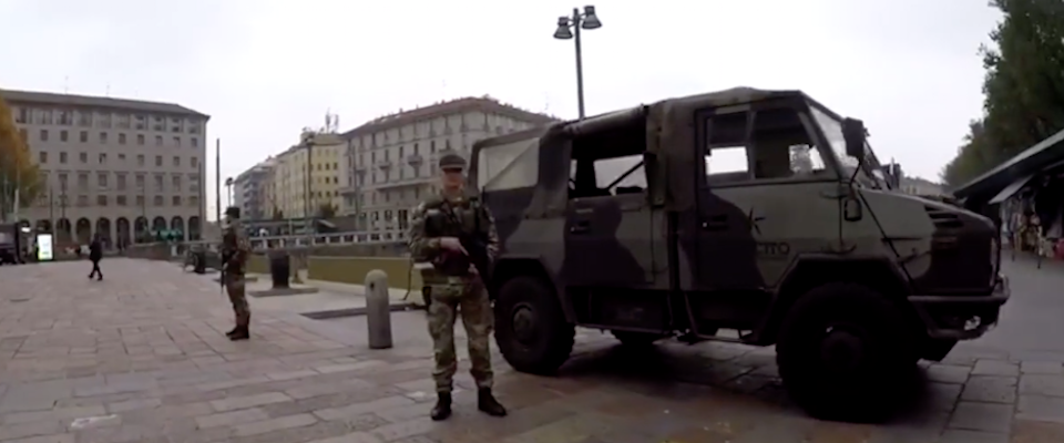 Milano, aggredisce un militare, lo ferisce alla gola con le forbici e urla “Allah akbar”