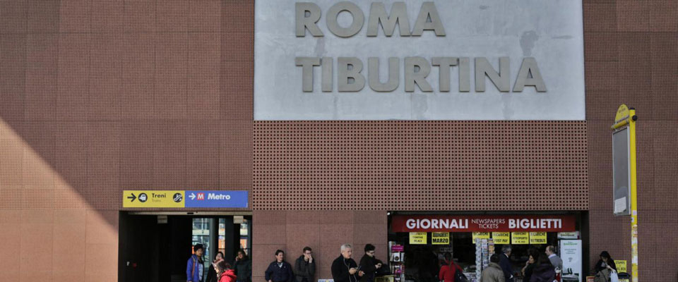 Terrore a Roma: migrante accoltella vigilante, gli ruba la pistola e si spara