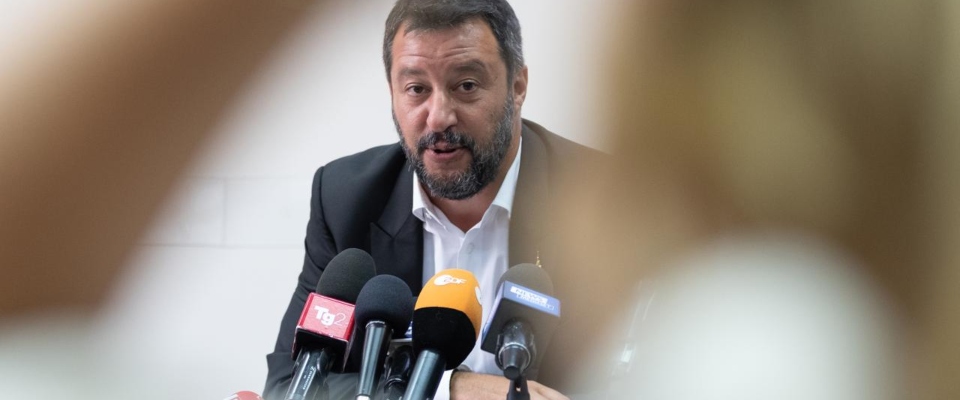 Salvini: «Conte ha la doppia faccia e i 5s sono traditori, lingua in bocca con Renzi»