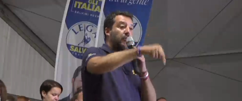 Salvini: «Stanno facendo un disgustoso mercato delle vacche. E Conte abbraccia il suo Pd»