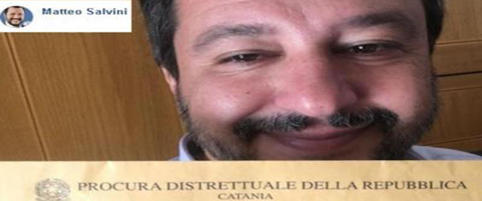 L’x-ministro dell’Interno, Matteo Salvini, mostra la busta della Procura di Catania che contiene il provvedimento con il quale i magistrati hanno chiesto l’archiviazione della sua posizione nella vicenda della nave “Gregoretti”, vicenda per la quale era indagato per sequestro di persona