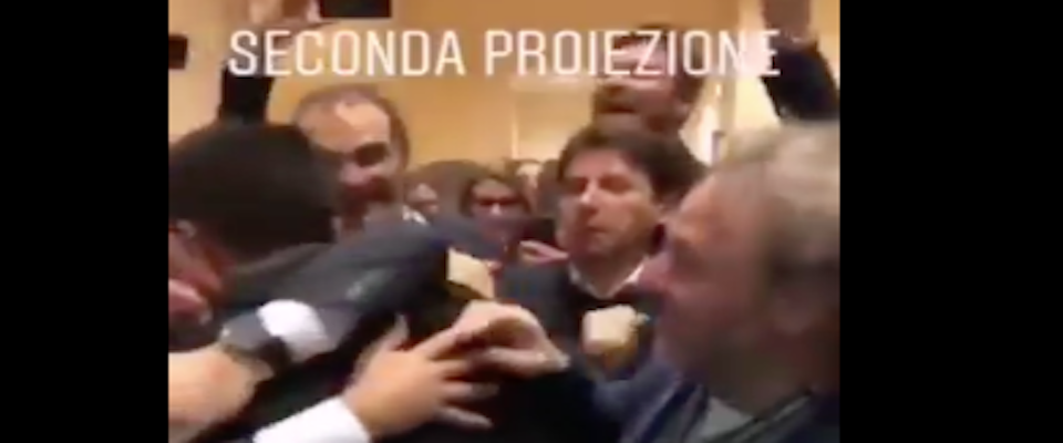 Meloni ironizza su Conte: lui dice di non essere del M5S? E chi è questo che festeggia con Di Maio? (video)