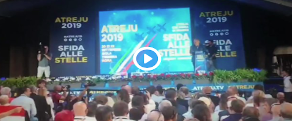 Atreju, la platea con Giorgia Meloni canta “Avanti ragazzi di Buda” e Orban applaude (video)