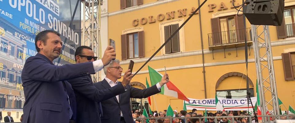 Tutti pazzi per la piazza tricolore: deputati FdI scatenati in diretta social