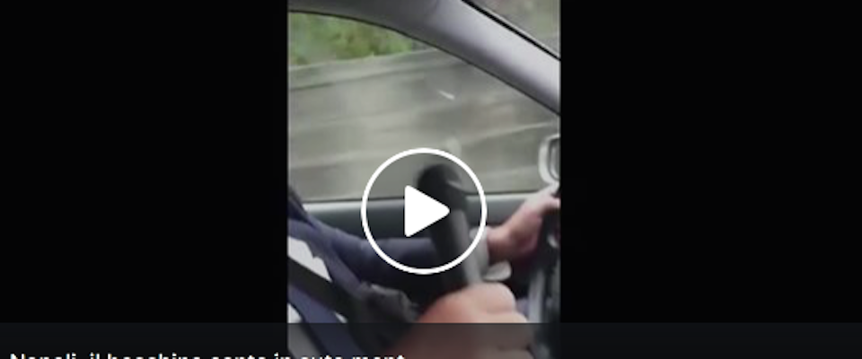 Becchino fa il karaoke mentre trasporta il cadavere “del nonno che sta dietro” (video)