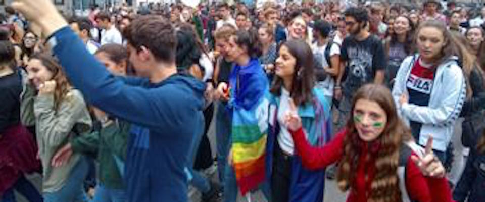 Il clima è “cosa loro”. A Milano cacciati dal corteo gli studenti leghisti, scontri a Palermo