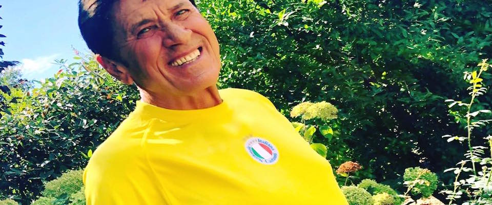 Gianni Morandi in giallorosso su Fb per fare gli auguri al governo. Ma non tutti i fan hanno gradito…