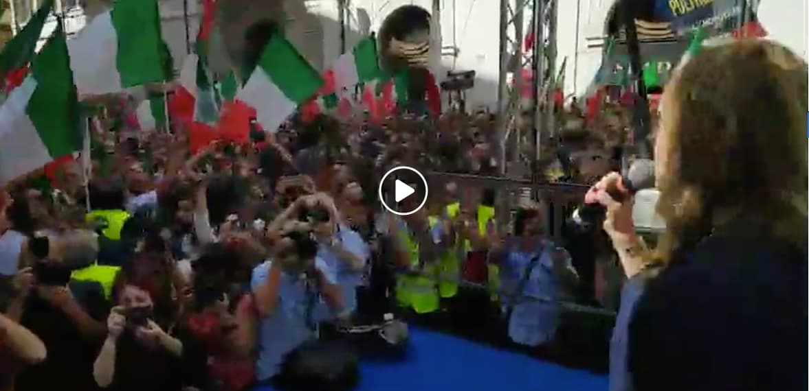 I leader infiammano la piazza: ovazioni e cori per i saluti di Meloni, Salvini e Toti (video)