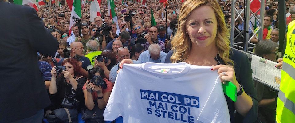 Giorgia Meloni al gazebo di FdI: «Non bastano i voti. Per essere leader, Salvini deve anche volerlo»