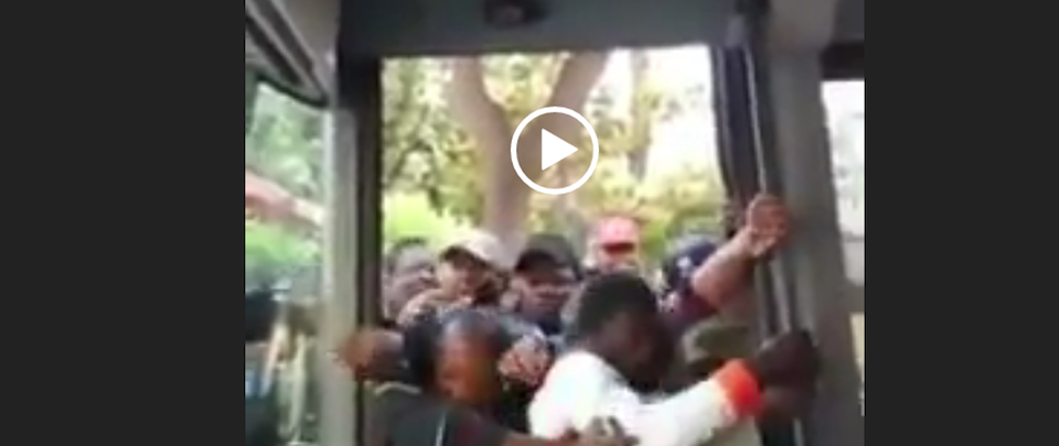 Napoli, immigrati assaltano un bus. La verità sul video della vergogna