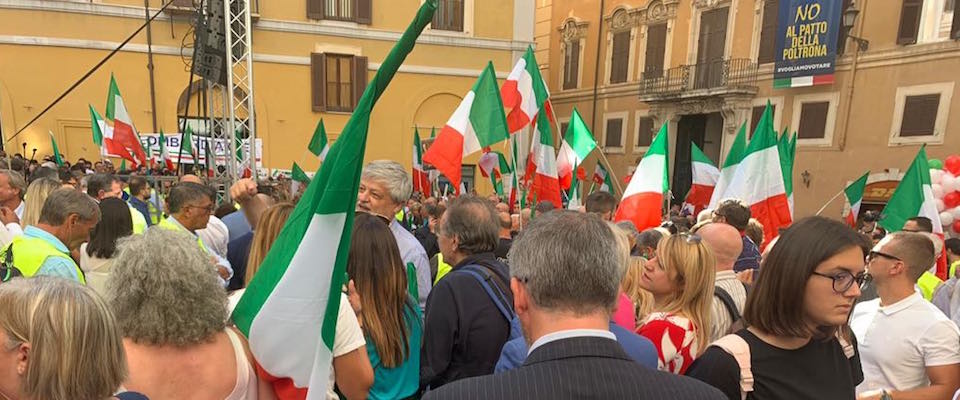 Altro che i cinquecento di Tajani. A Montecitorio arriva un mare di gente