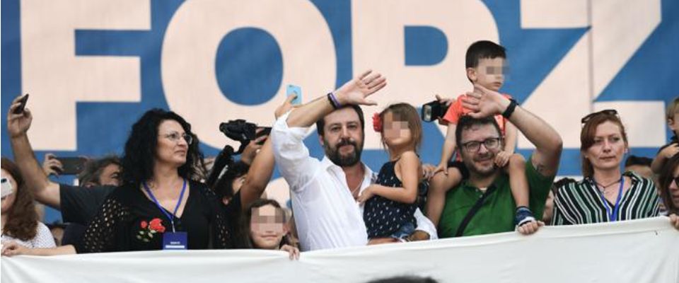 Salvini a Pontida con una bimba di Bibbiano: «Mai più figli rubati»