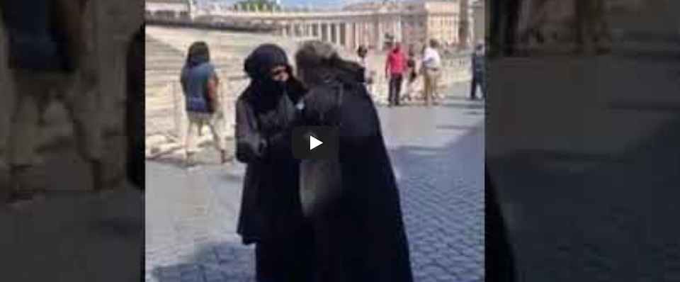 Botte tra mendicanti a San Pietro: la lite è virale (video)