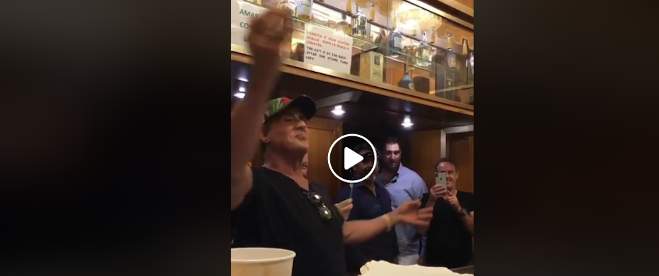 Stallone serve il gelato ai romani: sorpresa al bar davanti al parlamento (video)