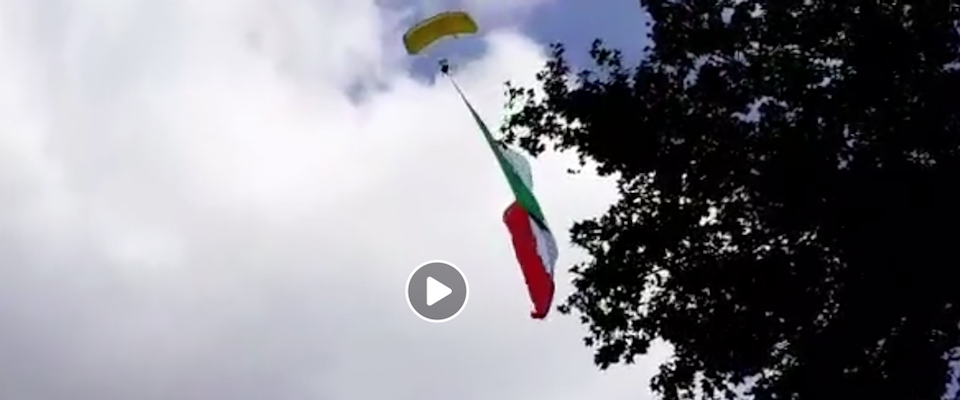 Un gigantesco tricolore vola sui cieli di Atreju e atterra all’Isola tiberina (video)