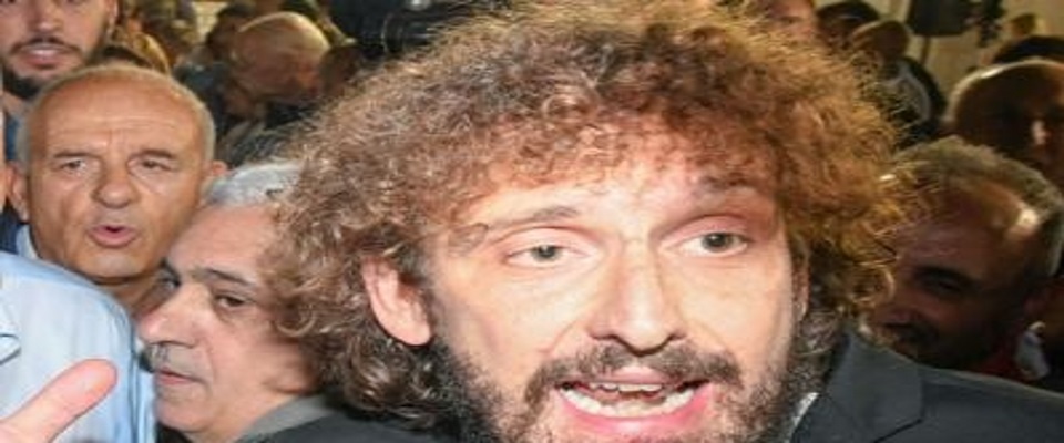 Pd rosso solo in faccia. I grillini possono menare il giornalista delle Iene