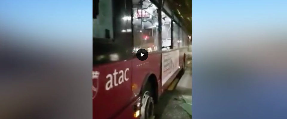 Roma, immigrato distrugge un bus dell’Atac. Un passante lo blocca con un pugno (video)