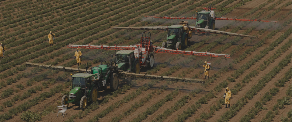 Lo spot della Coop che accusa gli agricoltori italiani di inquinare con i diserbanti