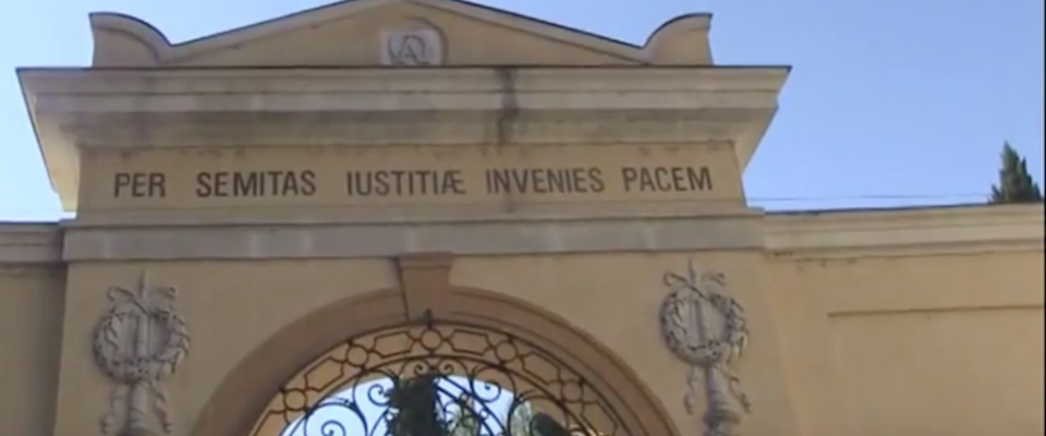 Ora i nigeriani occupano pure i cimiteri. A Rieti la profanazione di un luogo sacro per la comunità